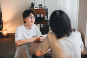 資料を一緒に見ながら、体の見方を説明している様子