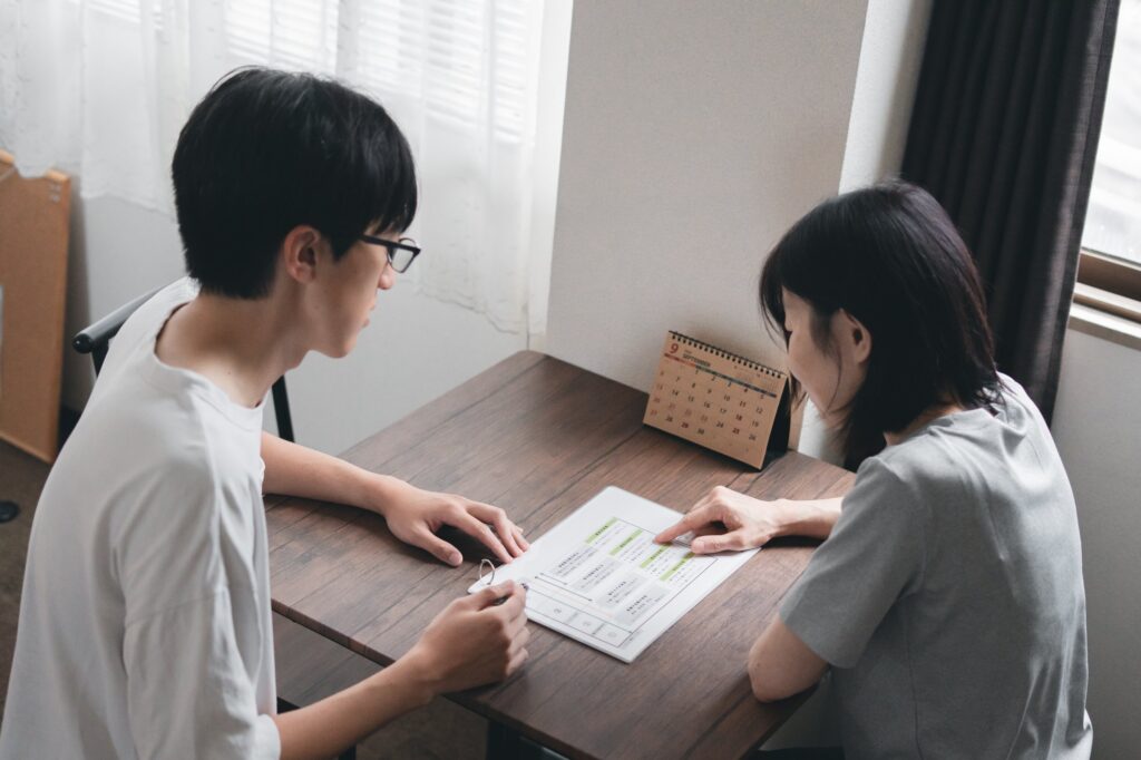 資料を一緒に見ながら、体の見方を説明している様子