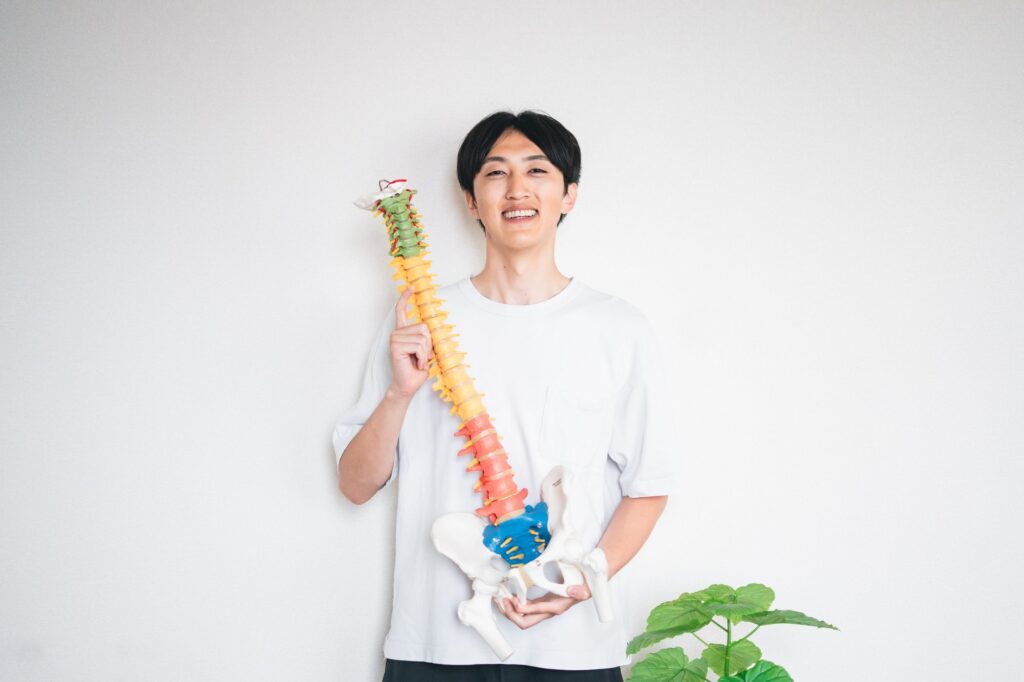 ハヤト整体院 院長 田村隼人（横位置・植物のある院内で）