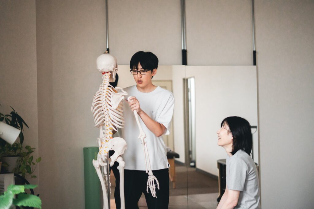 資料を一緒に見ながら、体の見方を説明している様子